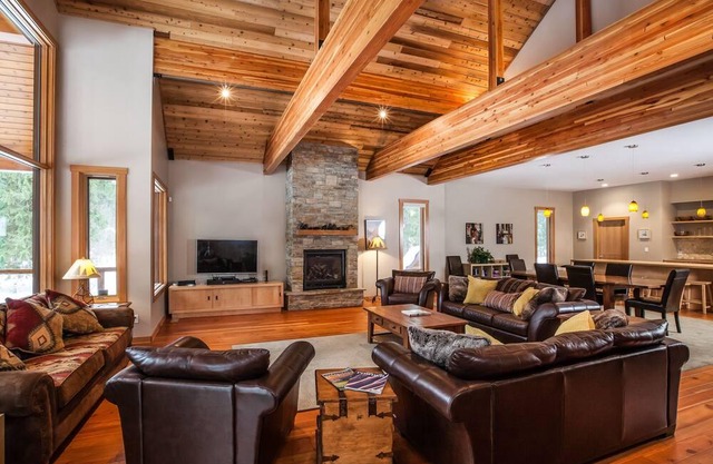 Mountain Gate Lodge, Luxury Vacation Home 2kms from Revelstoke Mountain Resort