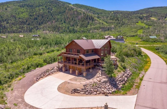 Mountain Haus: Hot Tub, Views & Ski Access