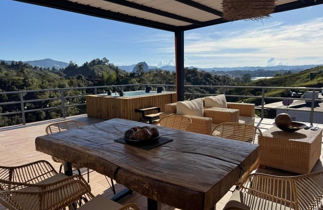 Mountain Home Close to Guatape Pueblo W/Jacuzzi