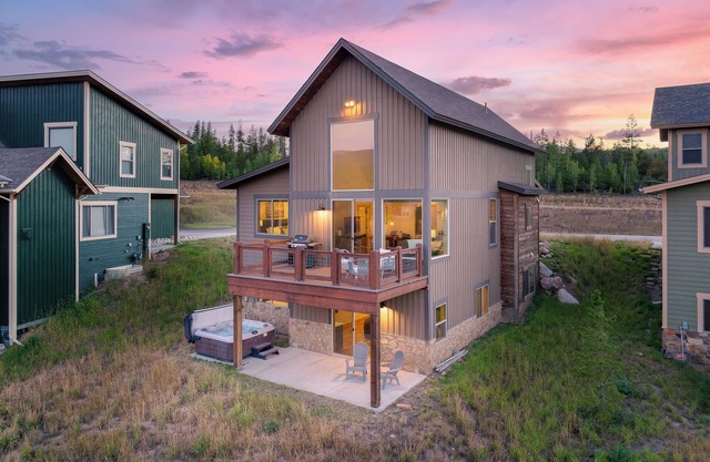 Mountain retreat w/hot tub & deck views