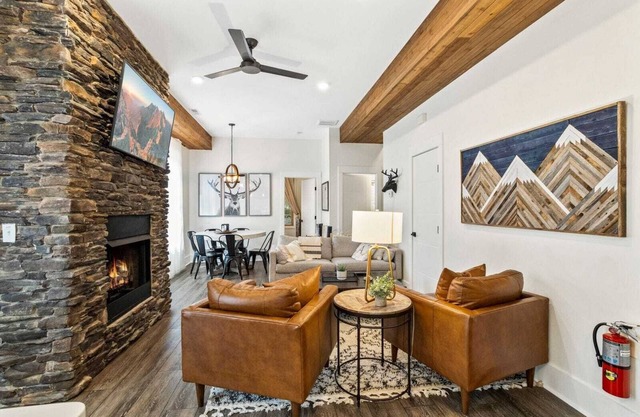 Mountain Townhome in Downtown Blowing Rock with private hot tub!