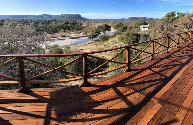 Mountain View Lodge- Riverfront 23-Acre Ranch