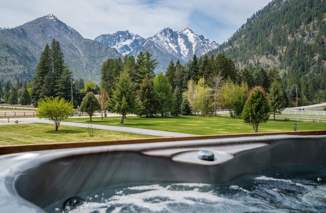 Mountain View Retreat with Two Large Hot Tubs!