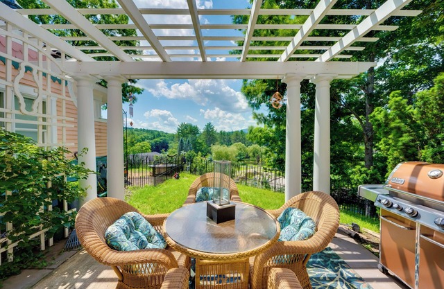 Mountain Views: Beautiful Nestlenook Farm Home!