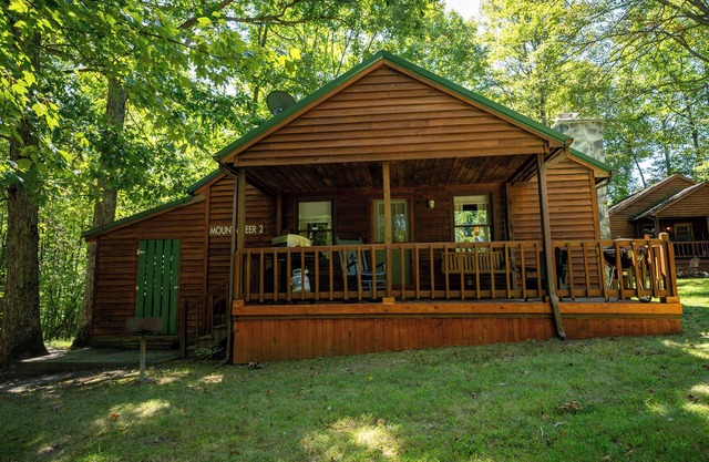 Mountaineer Cabin 2 - Hot Tub & Fireplace close to New River Gorge National Park