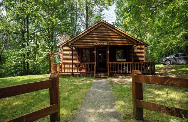 Mountaineer Cabin 3 - Hot Tub & Fireplace close to New River Gorge National Park