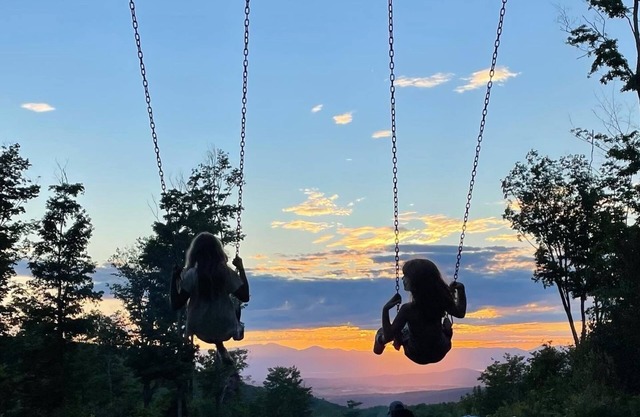 Mountainside Cabin – Bristol, VermontnUnplug. Relax. Reconnect with Nature.