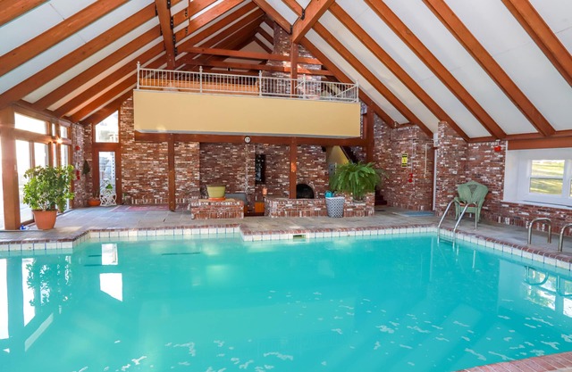 Mountainside Estate. Private Indoor Pool, near Ragged Mtn. & Sunapee, sleeps 28