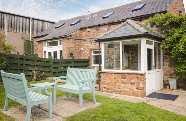 MOUSEHOLE COTTAGE, pet friendly, with a garden in Armathwaite