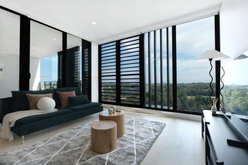 MQ Lux 2BR Apartment with study, pool, free parking, Metro