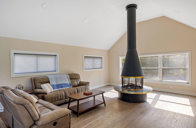 MTM Premier, Modern 3 Bedroom, 2 1/2 baths