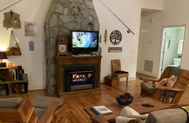 Multi- Family Getaway nestled in the mountains on the river