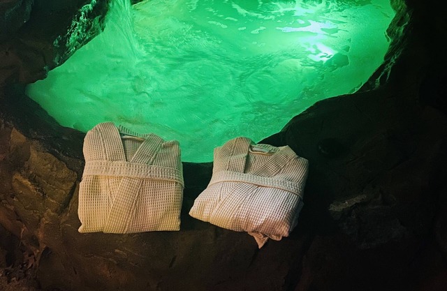 Multicolor LED Pool Rock Waterfall Hot tub getaway! Large Home 7 Beds