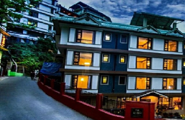 Muscatel Grand Silkroute - 300 Mts from MG Marg