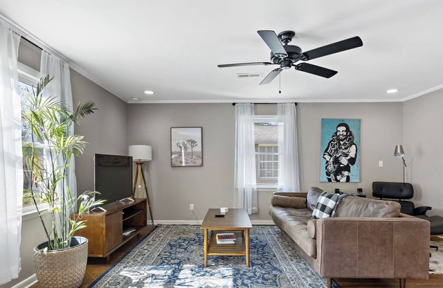 Music Inspired Home/Spacious/Conveniently Located