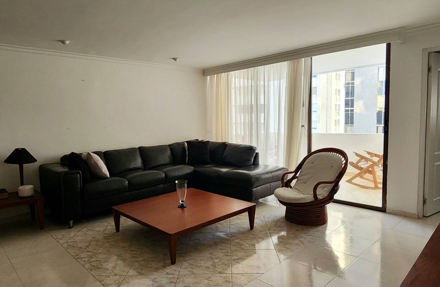 Muy Amplio y Comodo Apartamento, Laguito. Frente al mar