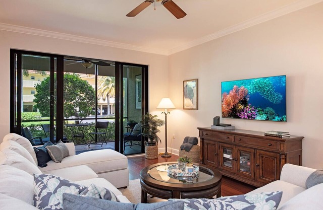 Naples Bay Resort- close to beaches and downtown