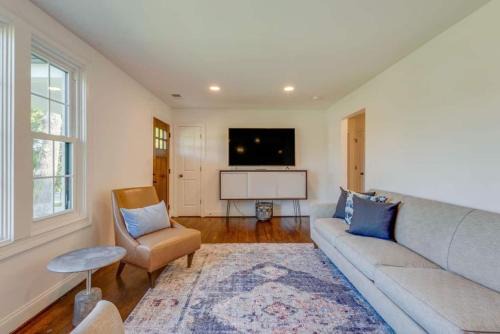 Nashville's Music City House, Dolly Approved!