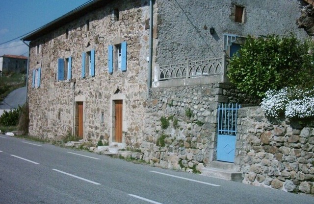 Natural stone house close to 'Ardéche' (3 km away), pets allowed