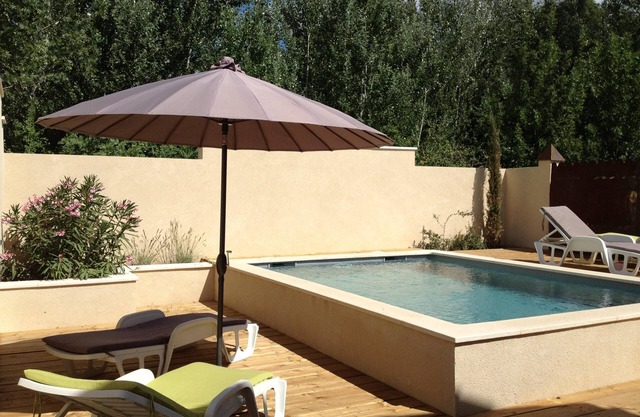 Nature 4 minutes from Avignon, charming country house.