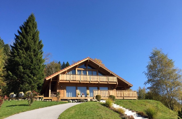 Nature, forest edge, stream, bbq, sauna, wifi, billiards, electric charging station