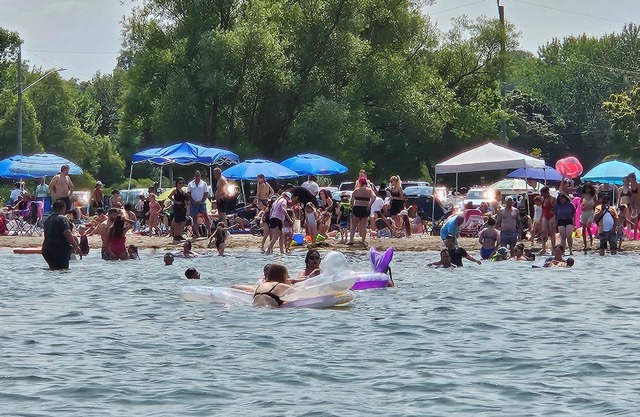 nCottage Casablanca Villa all year round, steps from lake Simco,Innisfil Beachn