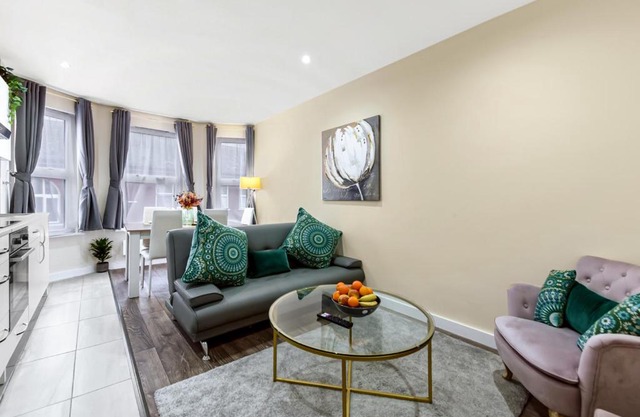 Near Canada Water, 2 Beds, Families, Overground