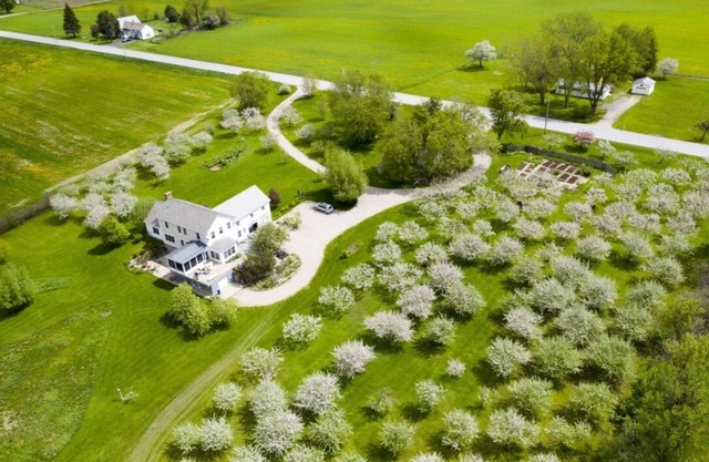 Near Middlebury, VT vicinity with 360° mountain views from organic apple orchard