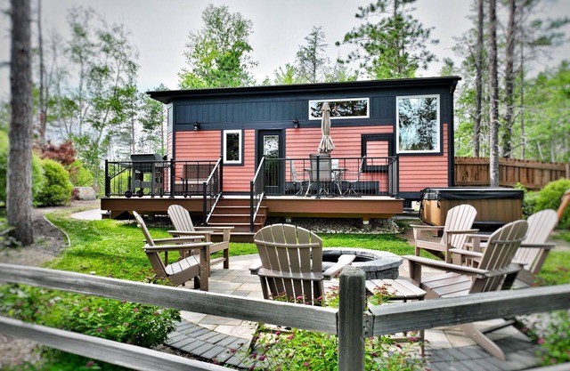 Near Pictured Rocks and trails, access to AuTrain River, has private hot tub