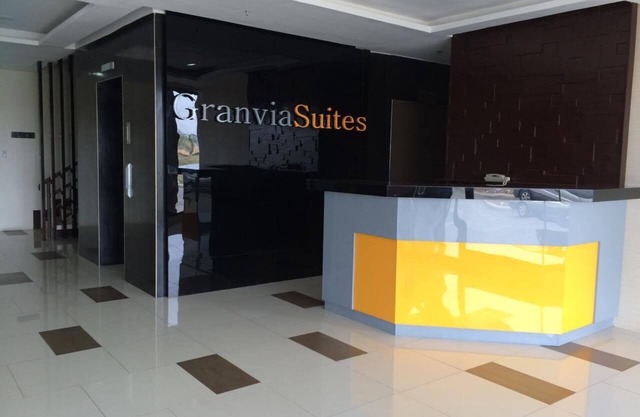Near SM City, Homey with fast WIFI & SMART TV!