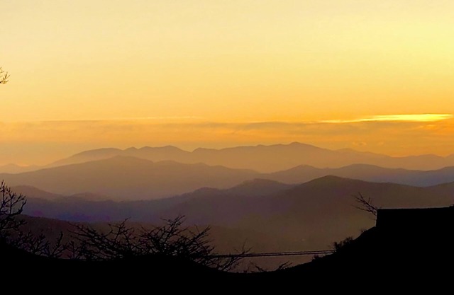 Near the ski slopes of Beech Mtn, restaurant/bar, town & trails. Amazing views!