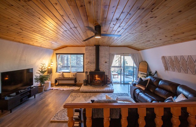 Nearby Hikes, Modern, Rustic, Mountain Views, AppleTV