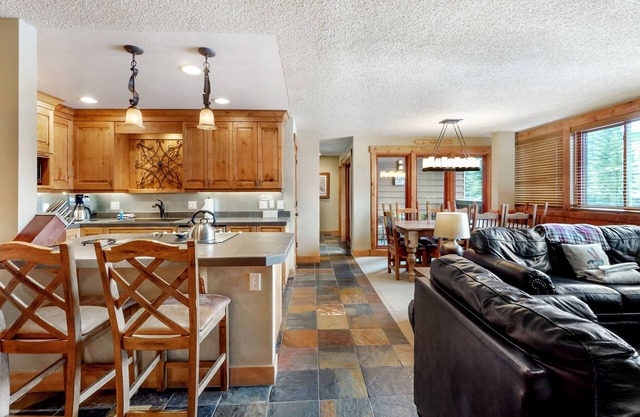 Nearly ski-in, walk to Gondola, one block to Main Street!