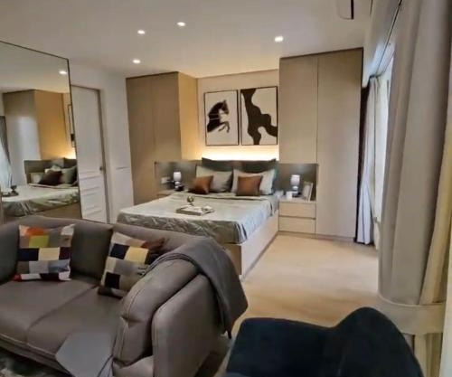 Neon - Royal Nest Aerotel with Pvt Balcony -1 km from Airport