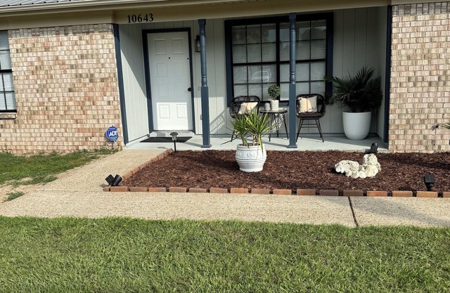 nEscape to this charming house in Pensacola, FL, Where you can enjoy and relax.