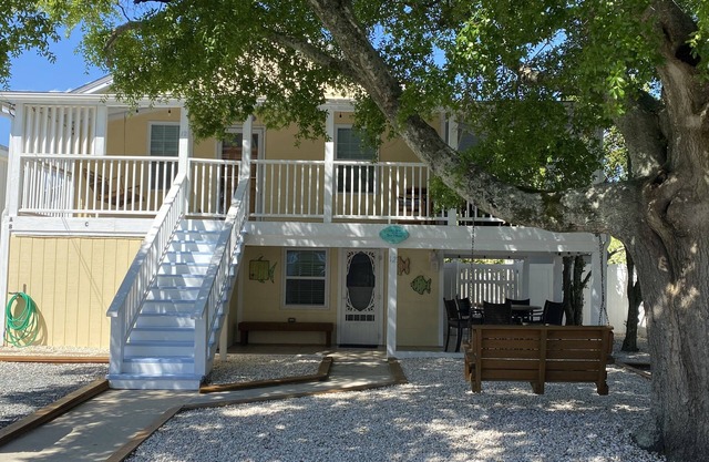 Nestled between the BEACH & BANKS CHANNEL- walk to PIER, RESTAURANTS & GROCERY!