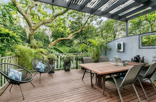 Neutral Bay- HOLDS Holdsworth Street - Stylish 2BR with Leafy Deck Modern Charm Near Neutral Bay Ferry
