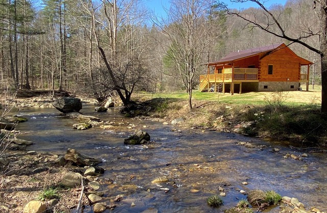 New 2/2 Log Cabin, Rushing Trout Stream, Hot Tub, Fireplace, 8 Acres, WiFi