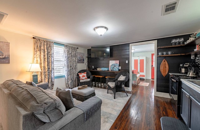 NEW 2 Blocks to the Beach & UTMB |$200 Free Activities Daily |Pet Friendly |Fenced Yard |Grill