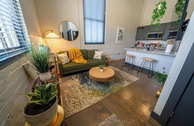 New 3 BR Apartment King Beds |Brewery |River| i-81