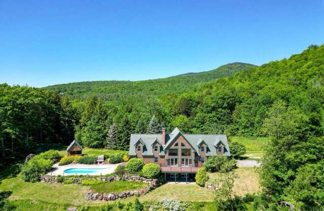 NEW 4 bedroom mountaintop chalet just above North Conway, ideal location.