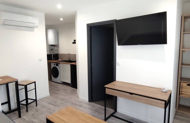 NEW AIR CONDITIONED STUDIO + enclosed PK (Washer/dryer - Fiber Internet - Android TV)