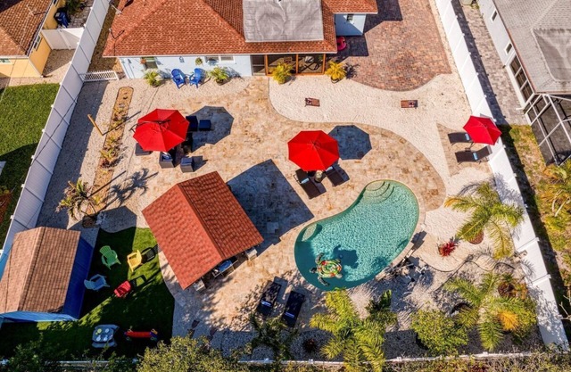 New! Amazing Heated Pool, 12 min to Beach & IMG