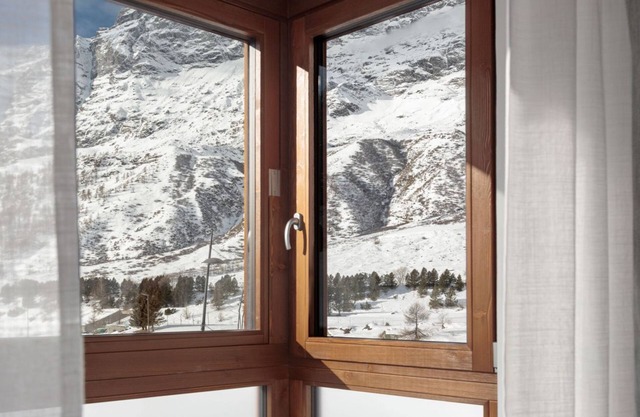 New apartment overlooking mountain, private garage, walking distance lifts