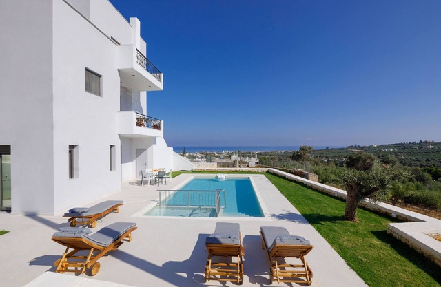 New apartment with private pool, close to the beach and the town of Rethymno.