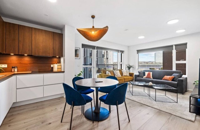 New Apt. Near Smáralind Mall With Private Parking
