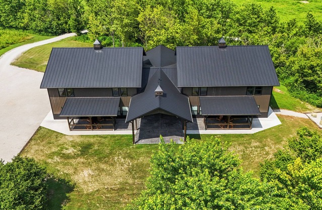 New Barndominium/Sleeps 24/4 Kitchens/4 Hot Tubs/4 Firepits