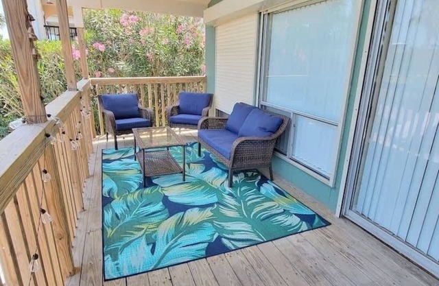 NEW! * Bay View Great Deck * Pool * 2 levels & 3 bedr