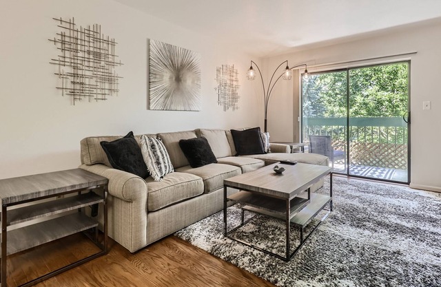New! Beautifully Decorated Apartment -Pool/Desk/AC/Patio