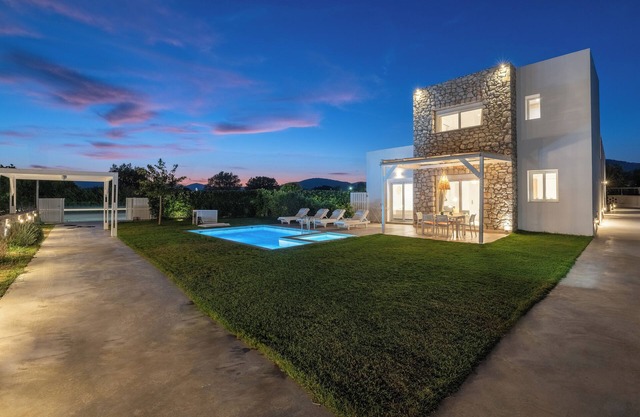 New Brand Villas,Heating Pool, Jacuzzi ,Spa near haraki beach,taverna,market